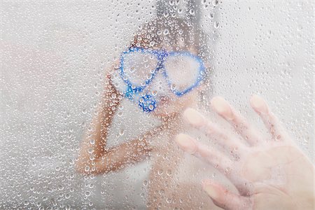 Boy Standing in Shower wearing Diving Mask and Snorkel Photographie de stock - Rights-Managed, Code: 700-07802831