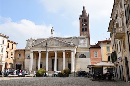 roman (architecture) - Facade of St Agata Church in autumn, Cremona, Lombardy, Italy Photographie de stock - Rights-Managed, Code: 700-07844353