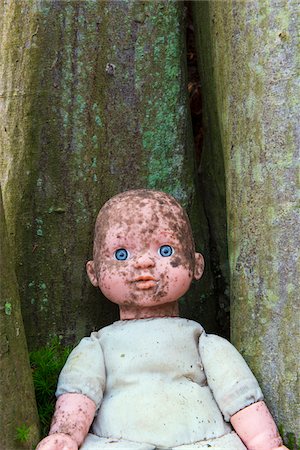 Close-up of dirty doll between trees, Hesse, Germany Stockbilder - Lizenzpflichtiges, Bildnummer: 700-07848078