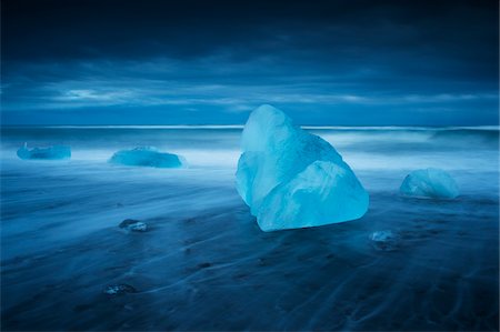 Long Expossure of Blue Icebergs Stranded on Beach at Dusk, Iceland Photographie de stock - Rights-Managed, Code: 700-07840751