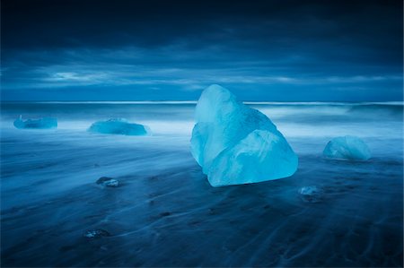 fluidez - Long Expossure of Blue Icebergs Stranded on Beach at Dusk, Iceland Photographie de stock - Rights-Managed, Code: 700-07840751