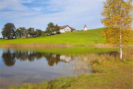 simsearch:700-03456381,k - Countryside with Farm and Chapel in Autumn, Hegratsried, Hegratsrieder See, Bavaria, Germany Fotografie stock - Rights-Managed, Codice: 700-07945006