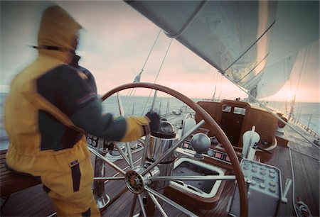 Man Steers Endeavour along West Coast of Washington State on Cold Morning Watch, USA Foto de stock - Con derechos protegidos, Código: 700-07965851