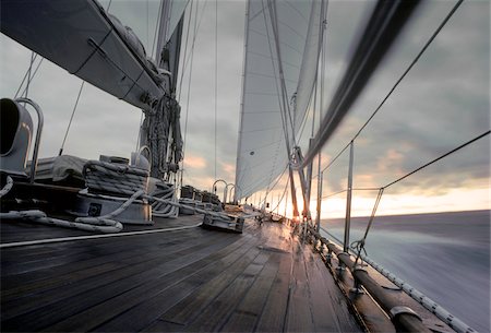 Endeavour Sails North along Oregon Coast, USA on Passage to Vancouver, BC, Canada on Calm Morning Foto de stock - Con derechos protegidos, Código: 700-07965852