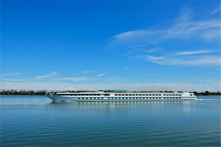 River Cruise Ship, River Rhone, Salin De Giraud, Camargue, Bouches-du-Rhone, Provence-Alpes-Cote d'Azur, France Stockbilder - Lizenzpflichtiges, Bildnummer: 700-07968188