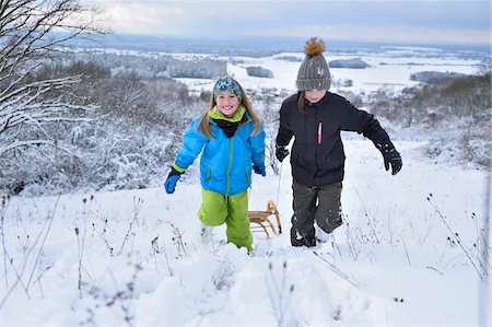 simsearch:700-08002294,k - Two girls playing in the snow with sled, winter, Bavaria, Germany Photographie de stock - Rights-Managed, Code: 700-07991771