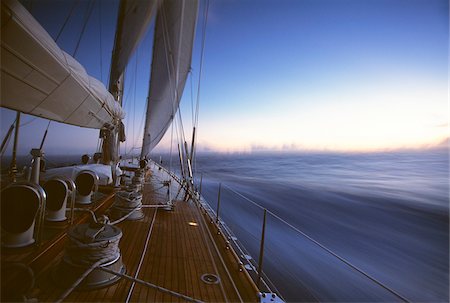 Endeavour sails south for the Caribbean from Bermuda on a calm morning in the Atlantic Ocean. Stockbilder - Lizenzpflichtiges, Bildnummer: 700-08002190