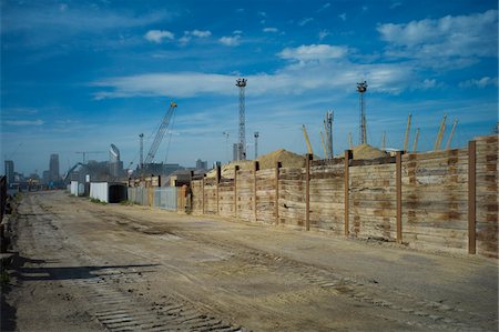 Dirt Road and wooden fences at construction site near Thames River, London, England Foto de stock - Con derechos protegidos, Código: 700-08059738