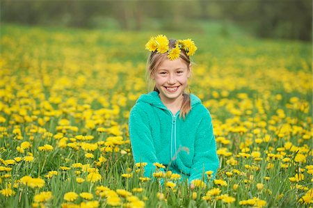 simsearch:600-08026138,k - Portrait of Girl Sitting in Meadow in Spring, Upper Palatinate, Bavaria, Germany Stockbilder - Lizenzpflichtiges, Bildnummer: 700-08059854