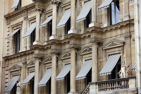 Building with Awnings over Windows, Paris, France Stockbilder - Lizenzpflichtiges, Bildnummer: 700-08059887