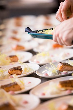 simsearch:600-07991587,k - Close-up of Chef Garnishing Plates of Salmon Stockbilder - Lizenzpflichtiges, Bildnummer: 700-08059914