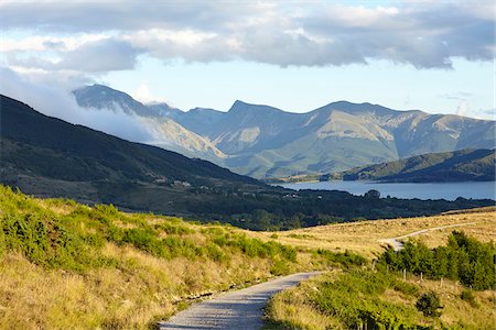 Hiking Trail with Mountains in the background, Lake Campotosto, Gran Sasso e Monti della Laga National Park, Abruzzo, Italy Photographie de stock - Rights-Managed, Code: 700-08082996