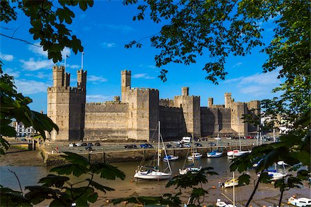 Boats at low tide in front of Caernarfon Castle, Caernarfon, Gwynedd, Wales, United Kingdom Foto de stock - Con derechos protegidos, Código: 700-08122093