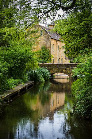 Small, arch bridge over River Windrush, Naunton, Gloucestershire, The Cotswolds, England, United Kingdom Photographie de stock - Rights-Managed, Code: 700-08122141