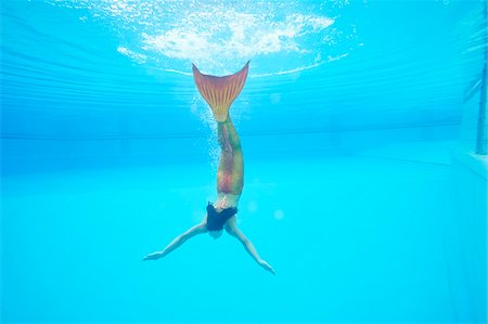 Portrait of Teenage Girl with Mermaid Tail Underwater Foto de stock - Con derechos protegidos, Código: 700-08122209