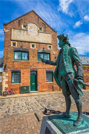 Statue of Captain George Vancouver, Purfleet Quay, King's Lynn, Norfolk, England, United Kingdom Stockbilder - Lizenzpflichtiges, Bildnummer: 700-08145885