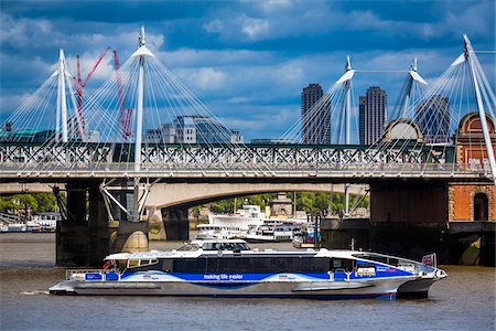pendlerboot - River Bus on Thames River, London, England, United Kingdom Stockbilder - Lizenzpflichtiges, Bildnummer: 700-08145983