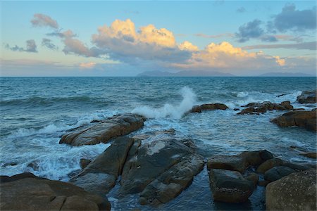 Rocky Granite Coastline, Rose Bay, Bowen, Queensland, Australia Foto de stock - Con derechos protegidos, Código: 700-08146495