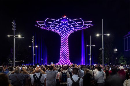 People taking pictures to the Tree of Llife light show at Milan expo 2015, Italy Foto de stock - Con derechos protegidos, Código: 700-08167357