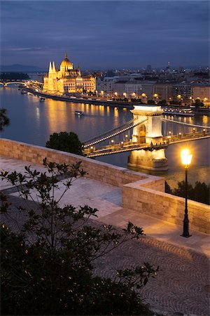 simsearch:700-03638992,k - View of Szechenyi Chain Bridge and Hungarian Parliament Building from Hungarian National Gallery at Dusk, Budapest, Hungary Foto de stock - Con derechos protegidos, Código: 700-08212973