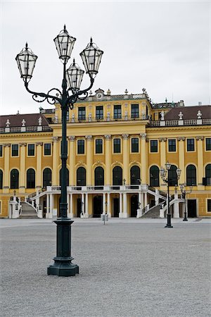 Lamp post and main entrance, Schloss Schonbrunn, (Hofburg Summer Palace), Vienna, Austria Stock Photo - Rights-Managed, Code: 700-08232196