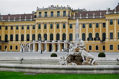 simsearch:862-08718833,k - Fountain and main entrance, Schloss Schonbrunn, (Hofburg Summer Palace), Vienna, Austria. Foto de stock - Con derechos protegidos, Código: 700-08232197