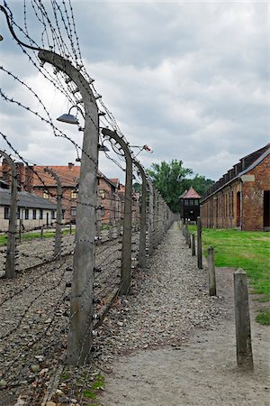 fil barbelé - Barbed wire fences and buildings, Auschwitz, Poland Photographie de stock - Rights-Managed, Code: 700-08232191