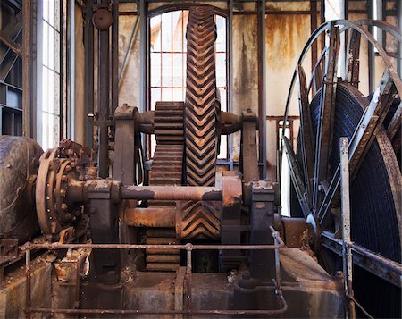saint etienne - Gears of Wheel of Well of Disused Coal Mine, Saint Etienne, France Foto de stock - Con derechos protegidos, Código: 700-08232329