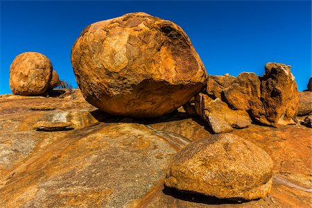 simsearch:700-08232342,k - Devils Marbles at Karlu Karlu Conservation Reserve, Northern Territory, Australia Foto de stock - Con derechos protegidos, Código: 700-08232341