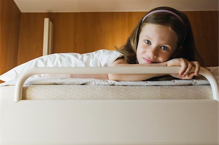 Portrait of young girl lying in bed, Sweden Fotografie stock - Rights-Managed, Codice: 700-08353441