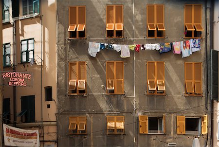 Launddry on Clothesline between Windows with Shutters, Old Quarter, Genoa, Italy Stockbilder - Lizenzpflichtiges, Bildnummer: 700-08385808