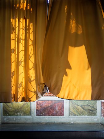 drape palace - Shadows through Curtain of Renaissance Italian Palace, Lucca, Tuscany, Italy Foto de stock - Con derechos protegidos, Código: 700-08385817