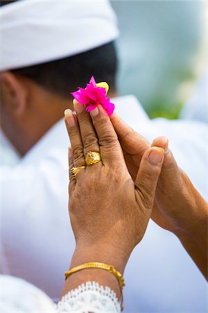 simsearch:6102-05603760,k - Close-up of Women's hands holding flower and praying at a temple festival, Gianyar, Bali, Indonesia Photographie de stock - Rights-Managed, Code: 700-08385854