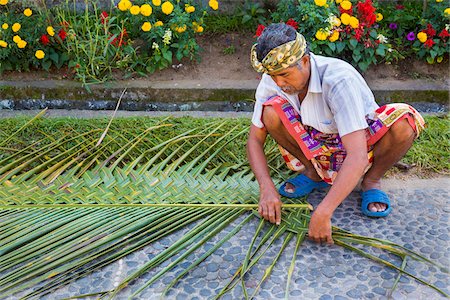 Man weaving palm fronds, Penglipuran, traditional Balinese village, Bangli, Bali, Indonesia Photographie de stock - Rights-Managed, Code: 700-08385861