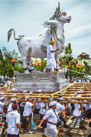 prozession - People carrying a raised, white bull character in a parade at a cremation ceremony for a high priest in Ubud, Bali, Indonesia Photographie de stock - Rights-Managed, Code: 700-08385901