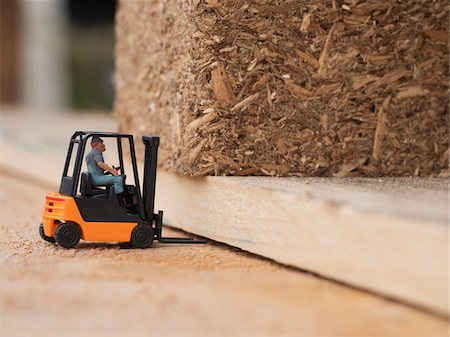 Close-up of toy figure driving toy forklift on wooden shipping pallets Stockbilder - Lizenzpflichtiges, Bildnummer: 700-08548006