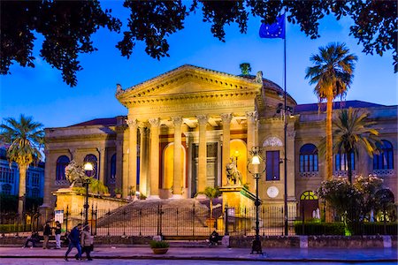 Teatro Massimo in Piazza Verdi at Dusk in Palermo, Sicily, Italy Stockbilder - Lizenzpflichtiges, Bildnummer: 700-08701848