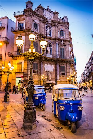 Parked scooter taxis under lamp post at the West building at Piazza Vigliena (Quattro Canti) on Corso Vittorio Emanuele at dusk in Palermo in Sicily, Italy Photographie de stock - Rights-Managed, Code: 700-08701899