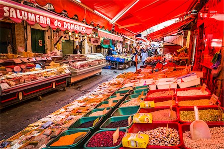 simsearch:846-09181948,k - Red awnings covering bins of bulkfood and deli counter at the Ballaro Market in the historic center of Palermo in Sicily, Italy Stockbilder - Lizenzpflichtiges, Bildnummer: 700-08701916