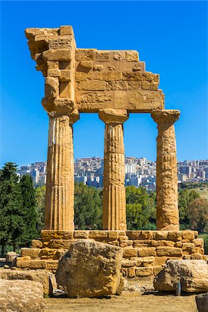 simsearch:700-06368139,k - Temple of Castor and Pollux at Valle dei Templi in Ancient Greek City at Agrigento, Sicily, Italy Foto de stock - Direito Controlado, Número: 700-08702025