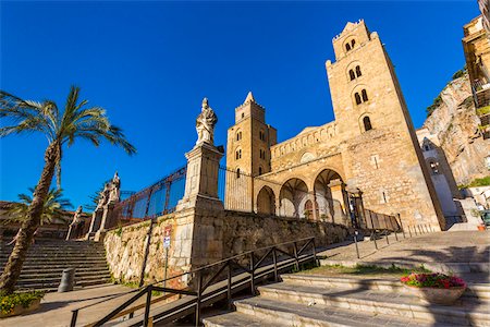 simsearch:600-08312131,k - Looking up at Cefalu Cathedral in Cefalu, Sicily, Italy Photographie de stock - Rights-Managed, Code: 700-08713422