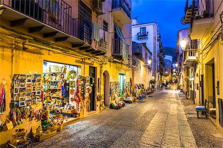 escaparate - Shops along Narrow Street at Night in Cefalu, Sicily, Italy Foto de stock - Con derechos protegidos, Código: 700-08713442