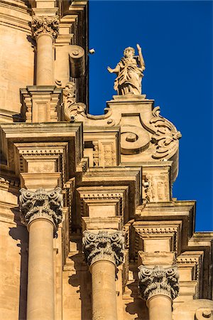 simsearch:6119-08725057,k - Decorative mouldings and statue on the Cathedral of Saint George (Duomo di San Giorgio) against a blue sky in Ragusa in Sicily, Italy Photographie de stock - Rights-Managed, Code: 700-08723103