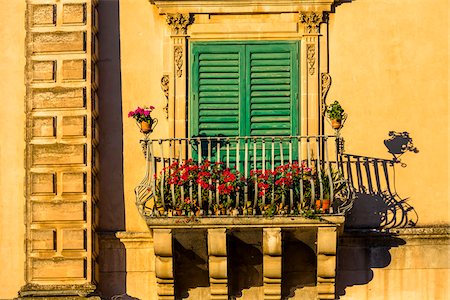 simsearch:841-07523727,k - Detail of sunlit balcony and shuttered window in Ragusa in Sicily, Italy Photographie de stock - Rights-Managed, Code: 700-08723116