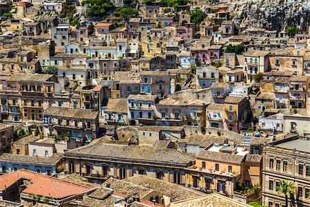 simsearch:700-08723132,k - Overview of rooftops of old, compacted buildings in historical Modica in the Provnice of Ragusa in Sicily, Italy Photographie de stock - Rights-Managed, Code: 700-08723119