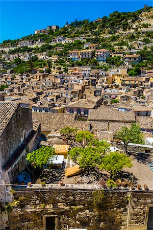 simsearch:400-06568105,k - Overlooking private garden and tiled rooftops of homes on mountain side in historical Modica, Sicily, Italy Stockbilder - Lizenzpflichtiges, Bildnummer: 700-08723122