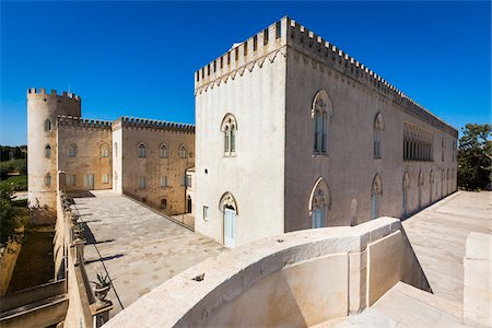 Balcony view of the 14th century Donnafugata Castle in the Province of Ragusa in Sicily, Italy Photographie de stock - Rights-Managed, Code: 700-08723136