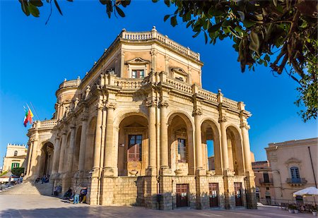 province of syracuse - The stone facade of the Palazzo Ducezio (City Hall) in Noto in the Province of Syracuse in Sicily, Italy Photographie de stock - Rights-Managed, Code: 700-08723161