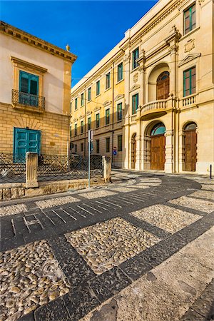 Stone buildings and inlayed designs in the cobblestone streets of Noto in the Province of Syracuse in Sicily, Italy Photographie de stock - Rights-Managed, Code: 700-08723162