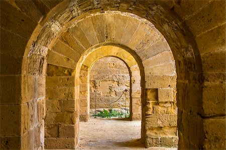 Archways at Castello Maniace on Ortygia, Syracuse, Sicily, Italy Stockbilder - Lizenzpflichtiges, Bildnummer: 700-08723216